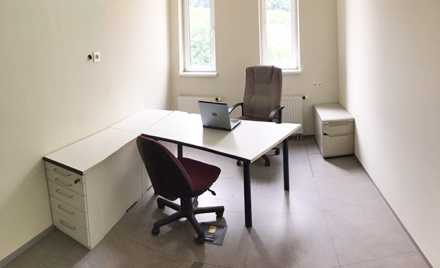 Büroraum in Hallein zu vermieten inkl. Schreibtisch und Regale