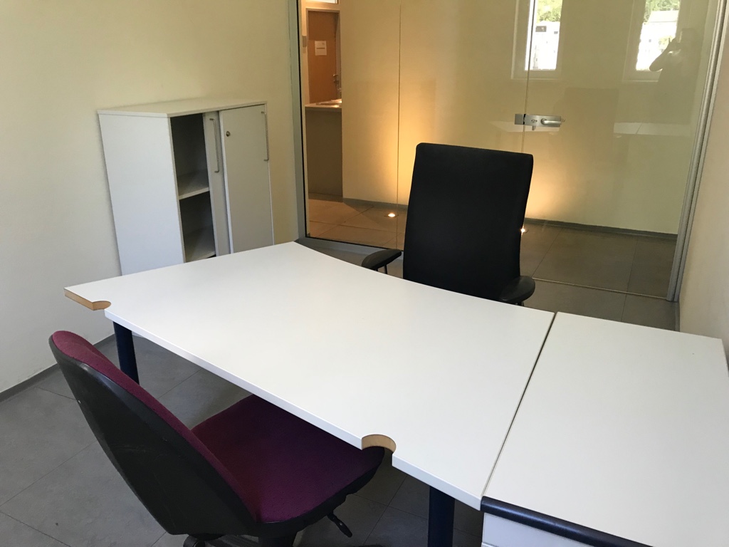 Büroraum in Hallein zu vermieten inkl. Schreibtisch und Regale
